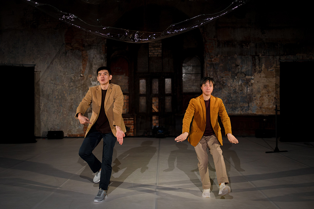 《当水落下 The Seas Between Us》剧照。