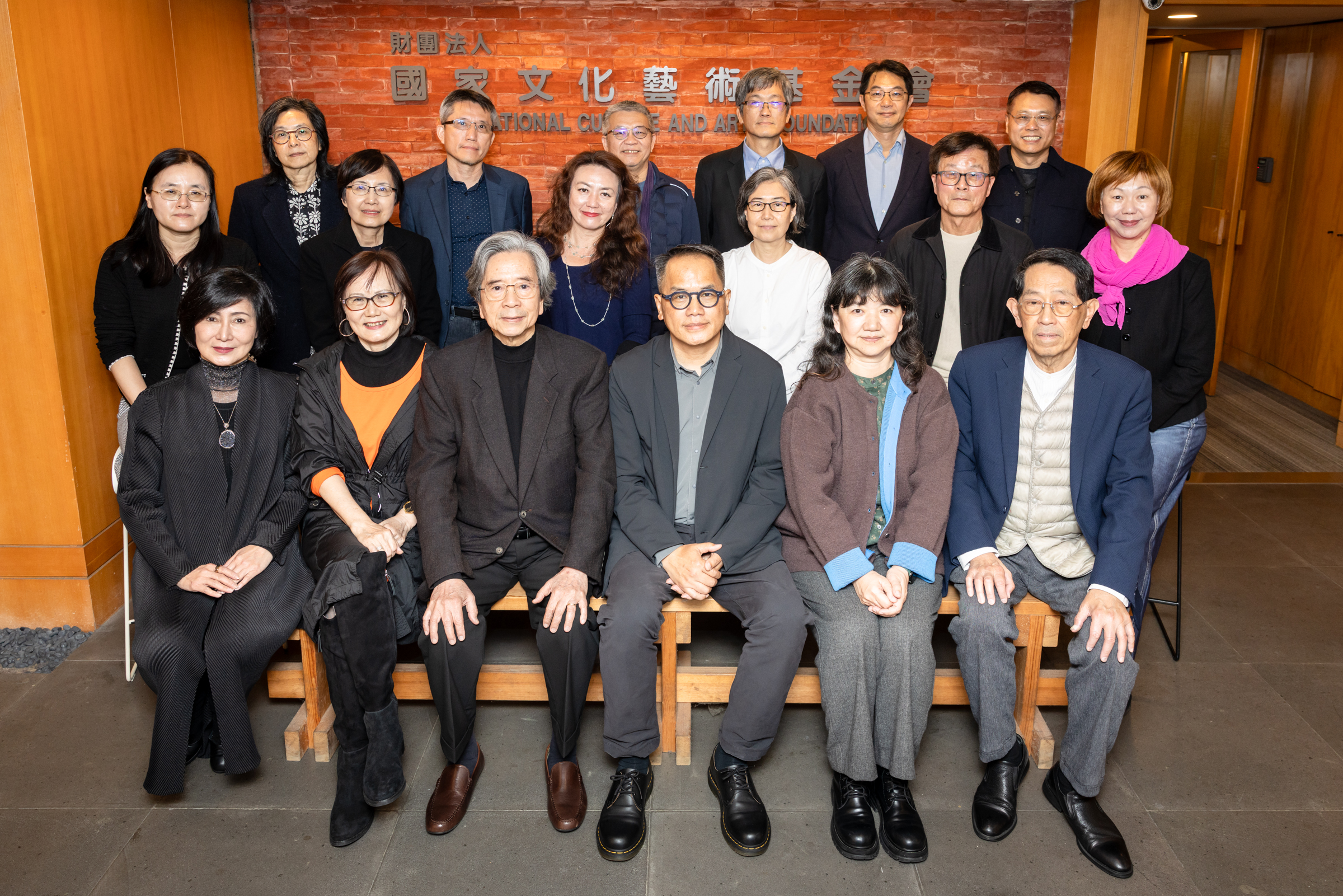 國藝會新任董事。前排左起：曾照薰、施德玉、蕭新煌、彭俊亨董事長、李靜慧、高志尚；第二排左起：羅莉婷監事、林鶴宜、李韻儀、李慧娜、林正儀、賴瑛瑛；第三排左起：范銘如、蔡崇隆、王俊雄、楊長鎮、于國華、陳永賢。