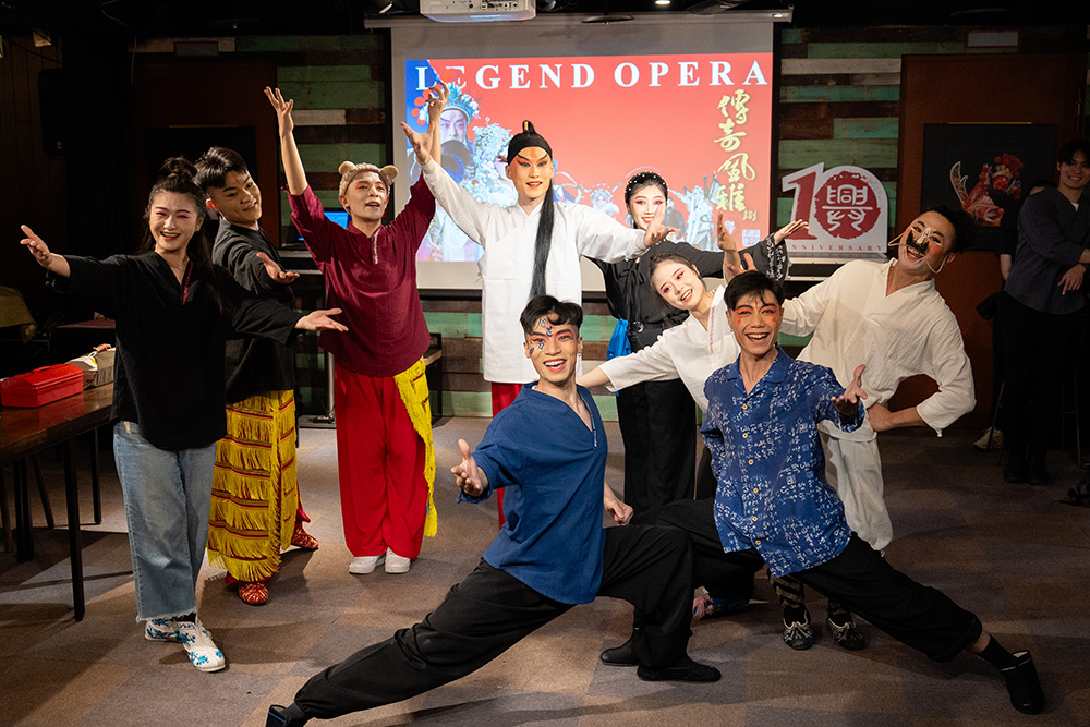 興傳奇青年劇場合影。