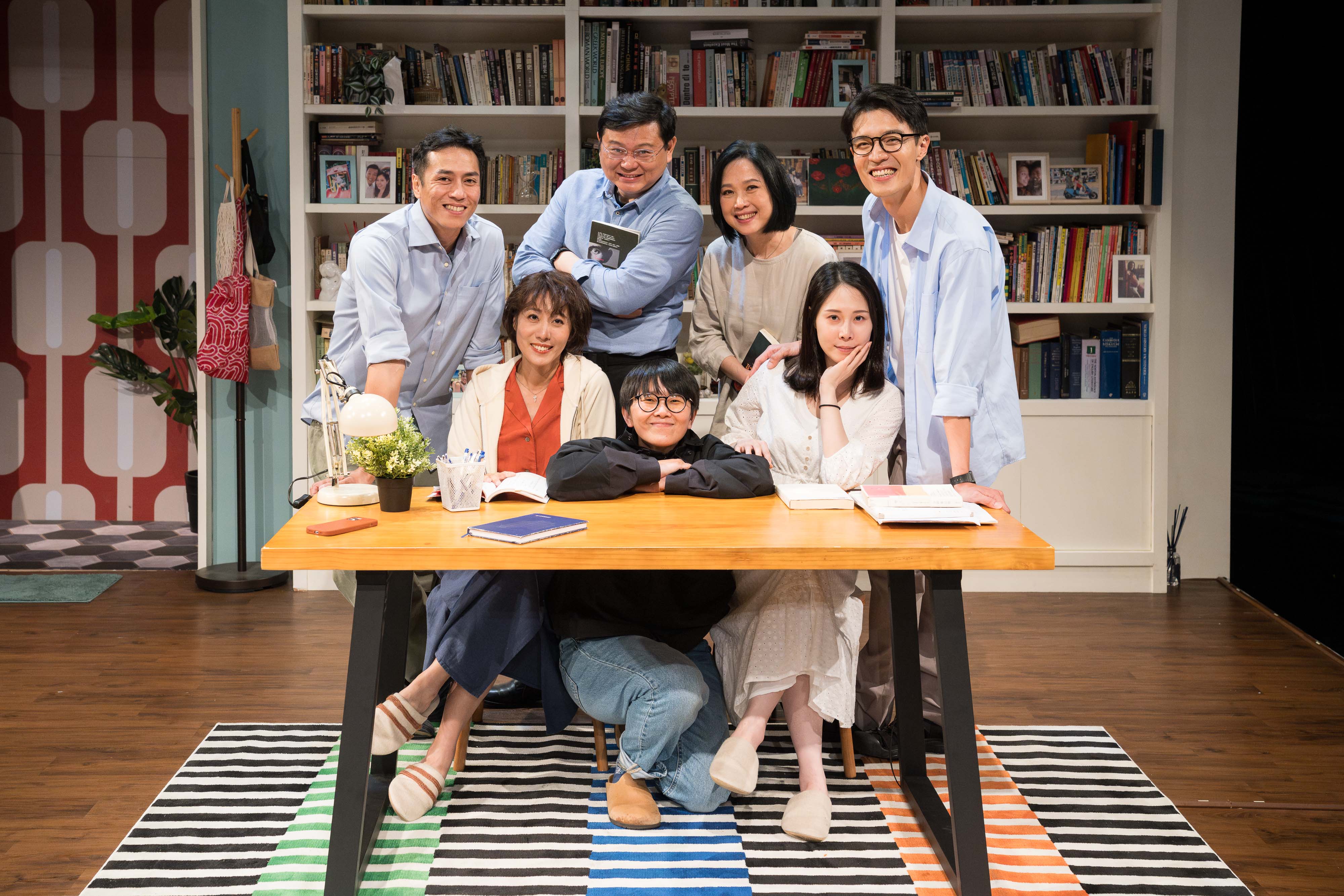 鄧惠文同名作品《婚內失戀》由劇場編導吳維緯(前排中)改編,以木婚、水晶婚、銀婚3對不同婚齡夫妻為骨架,聚焦婚姻中長時間面對同一個人與日常瑣事所累積的情緒變化,揭示那些因時間推移而悄然轉折的感受。