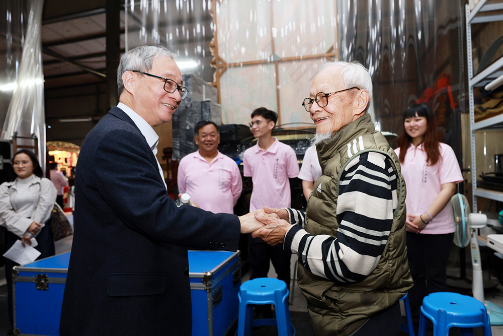 文化部長李遠（左）參觀「臺北木偶劇團」排練場地，向「人間國寶」邱火榮藝師致意。