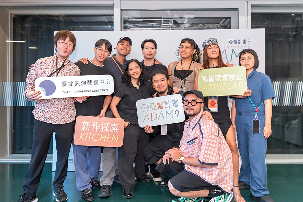 亞當計畫策展人林人中(前排右起)、客席策展人李銘宸、奈絲.蘿柯,與七位藝術家於馬尼拉和臺北進行駐地研究。