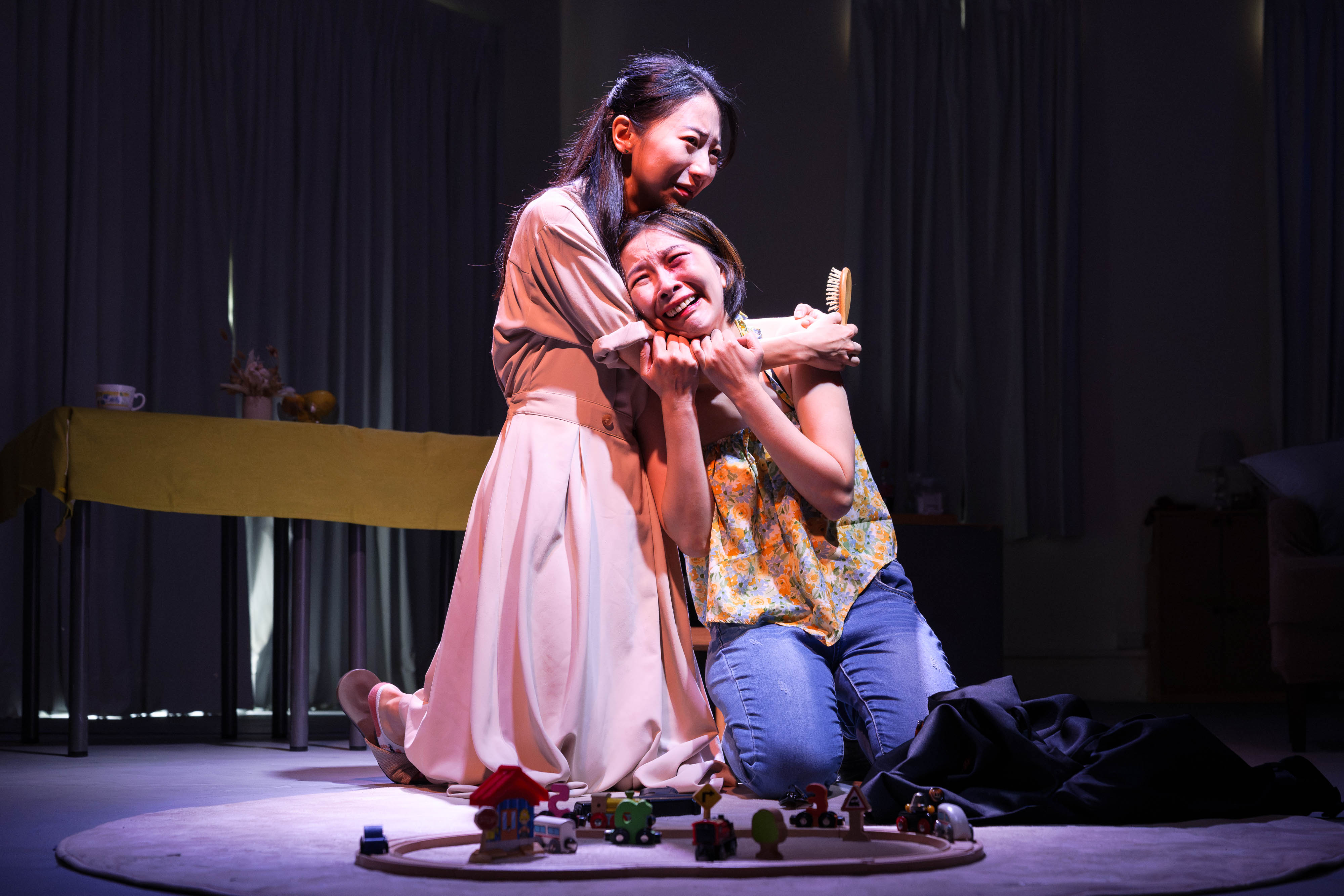 《Dolores─離家那天》談的不只是舞台上的兩姊妹，也關於真實生活裡的關係暴力、創傷、求助與陪伴。