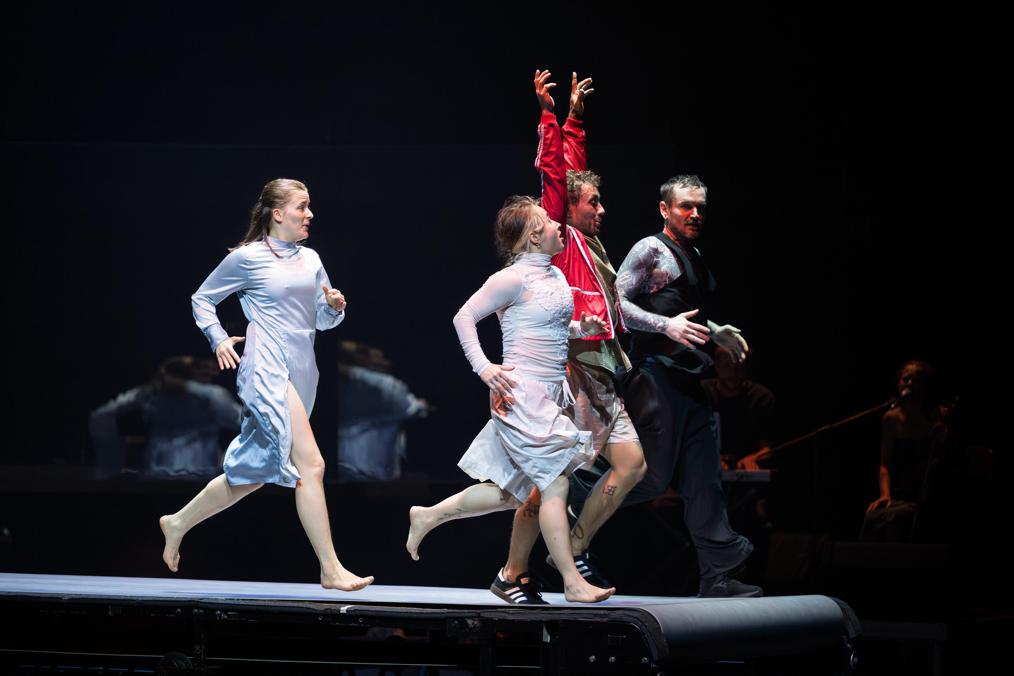 四位表演者在輸送帶上追逐、舞蹈、雜耍,甚至騎著腳踏車,對抗不斷加速的節奏。