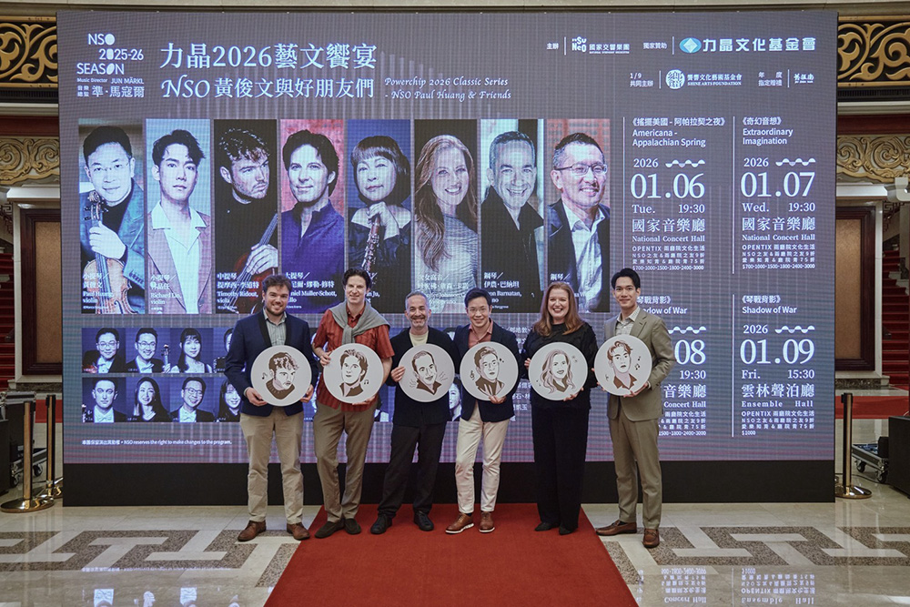 記者會中音樂家合影,左起:中提琴家提摩西.李道特、大提琴家丹尼爾.繆勒-修特、鋼琴家伊農.巴納坦、音樂節策劃人黃俊文、次女高音珍妮佛.詹森.卡諾、小提琴家林品任。