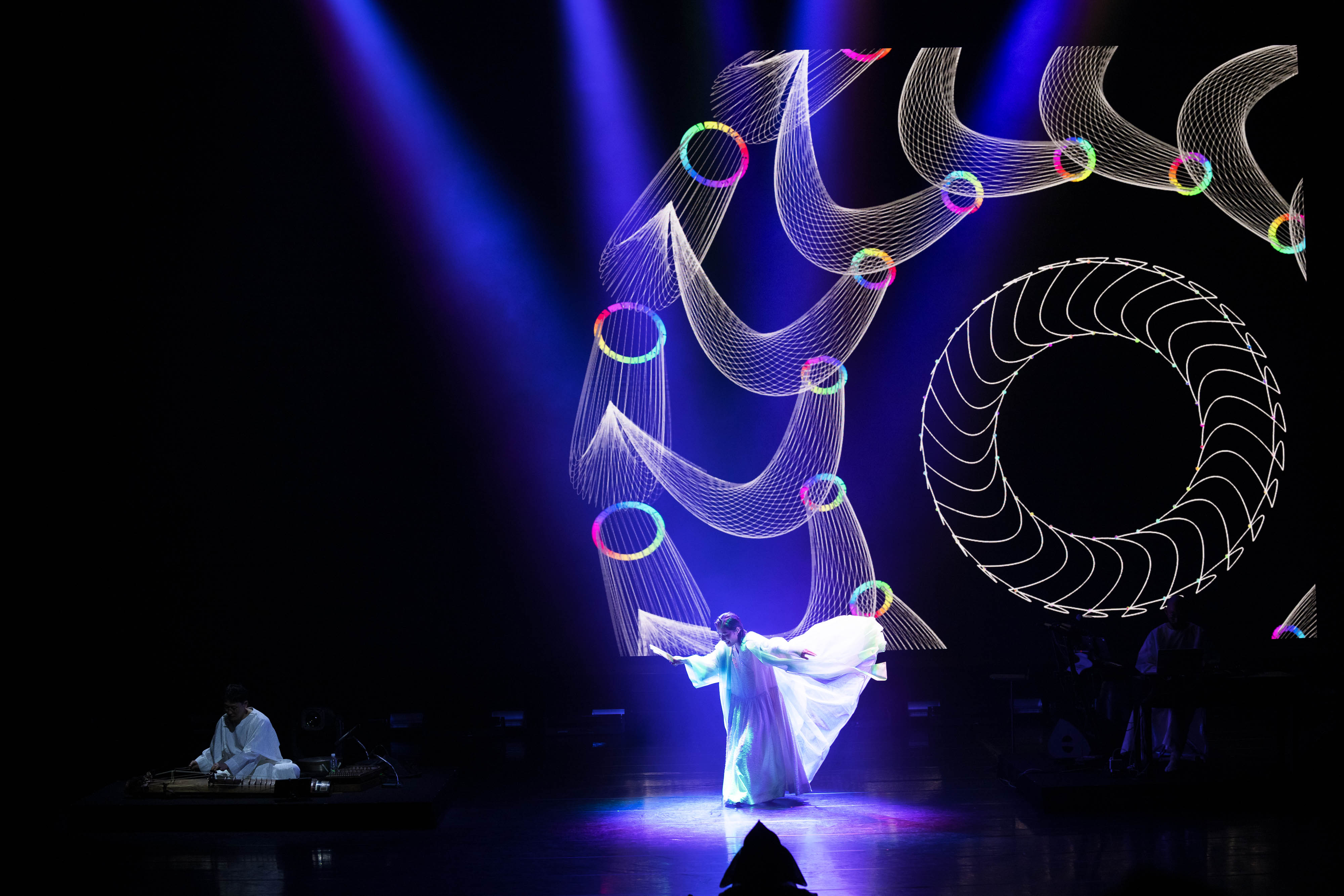 本作以「聲音可見」為創作核心，從盤索里說唱特有的語言節奏出發，運用動態舞台、雷射矩陣與全方位可動式LED影像，構築出多層次的敘事空間。