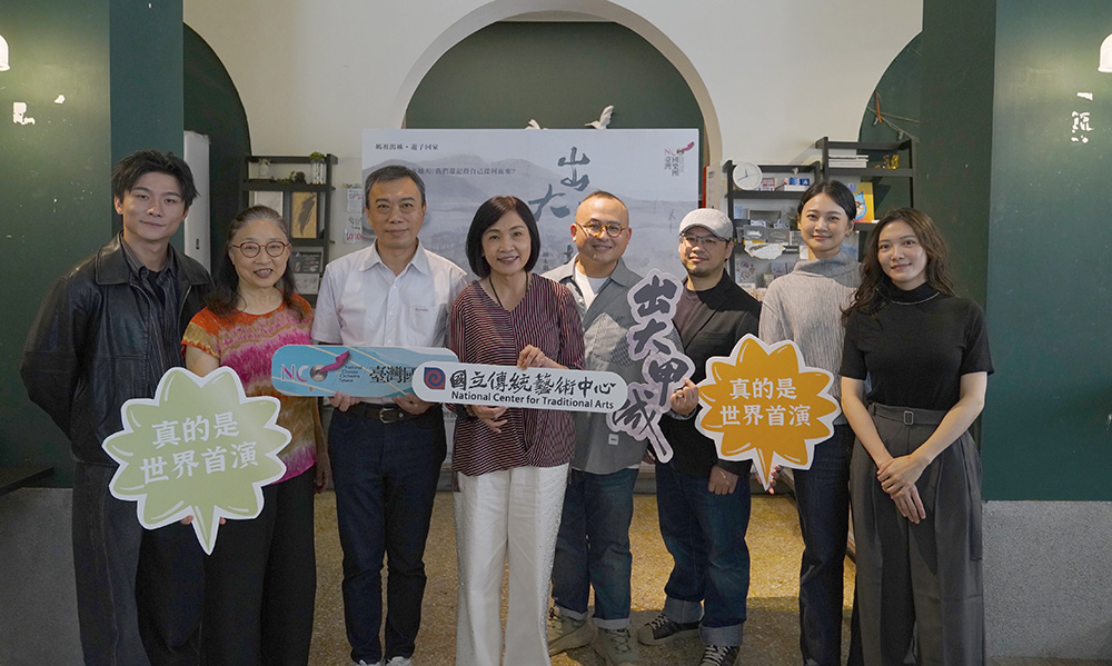 媒体交流茶叙与会人员合影，左起演员谢孟庭、指挥许瀞心、台湾国乐团团长吴定哲、传艺中心主任陈悦宜、导演Ballboss。