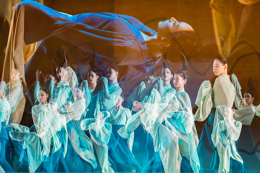 《只此青綠》將北宋天才少年王希孟筆下、流傳千年的傳世名畫《千里江山圖》搬上舞台，透過絕美的肢體語言與現代舞台視覺，讓原本靜止於長卷上的水墨青綠躍然紙上。