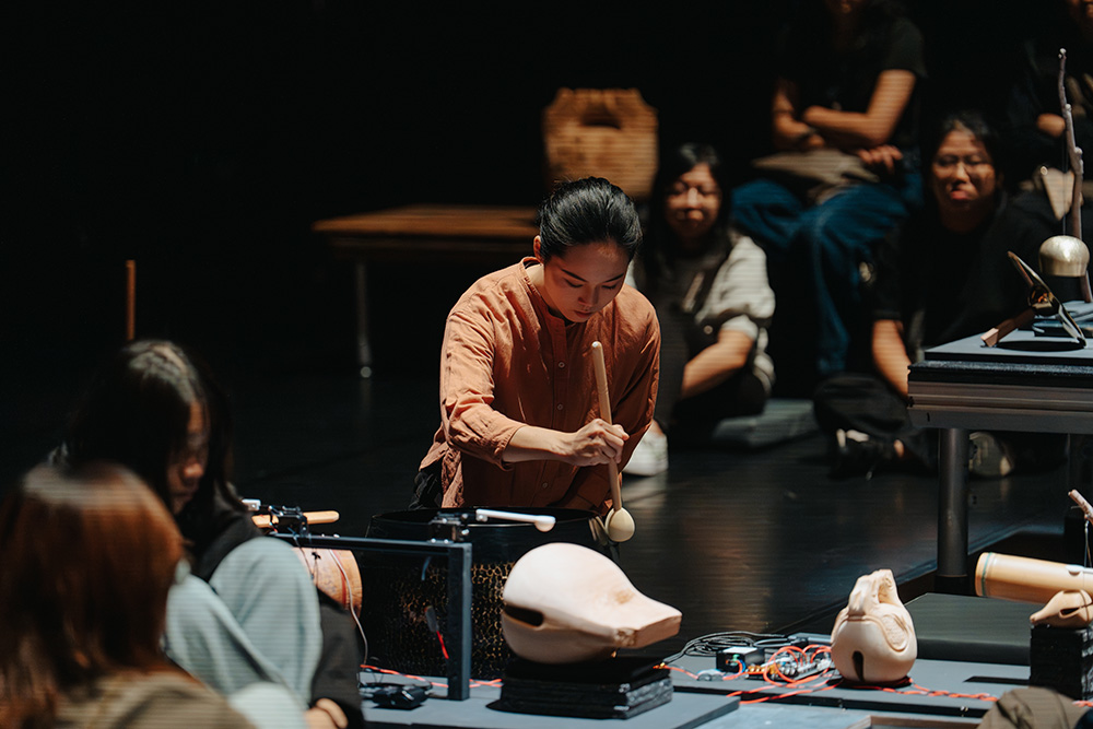 2026 NTT遇見巨人—駐館藝術家演奏者將在演出中穿梭移動，邀請觀眾步入一場以身體感知聲音的沉浸式饗宴。