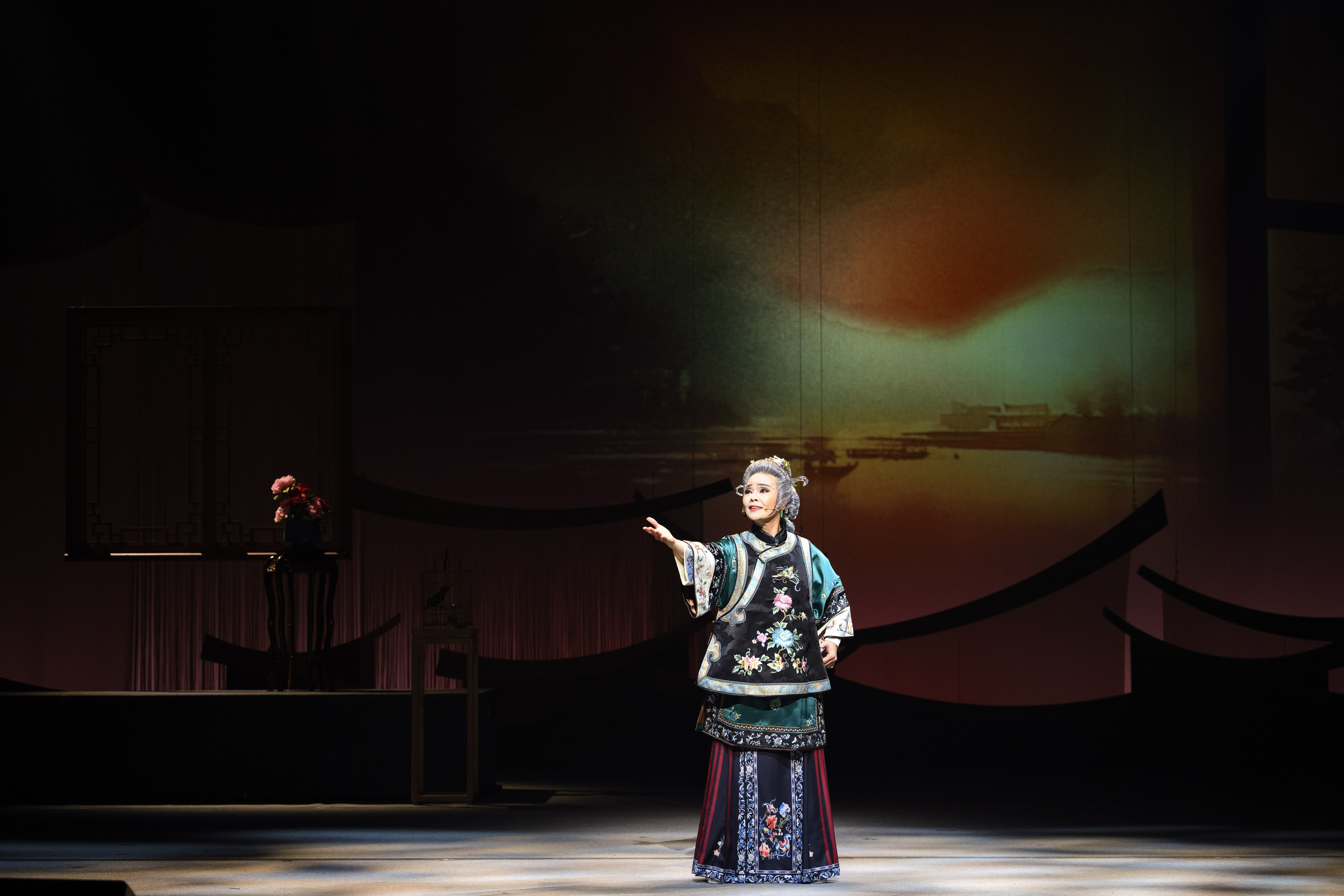 繁華如潮水，終究退去。時代變遷，日本殖民者掌控台灣，淡水河日漸淤塞，艋舺盛景不再。垂暮之年的黃阿祿嫂，望著黃昏的河口，低語著自己真正的名字：吳映紅。