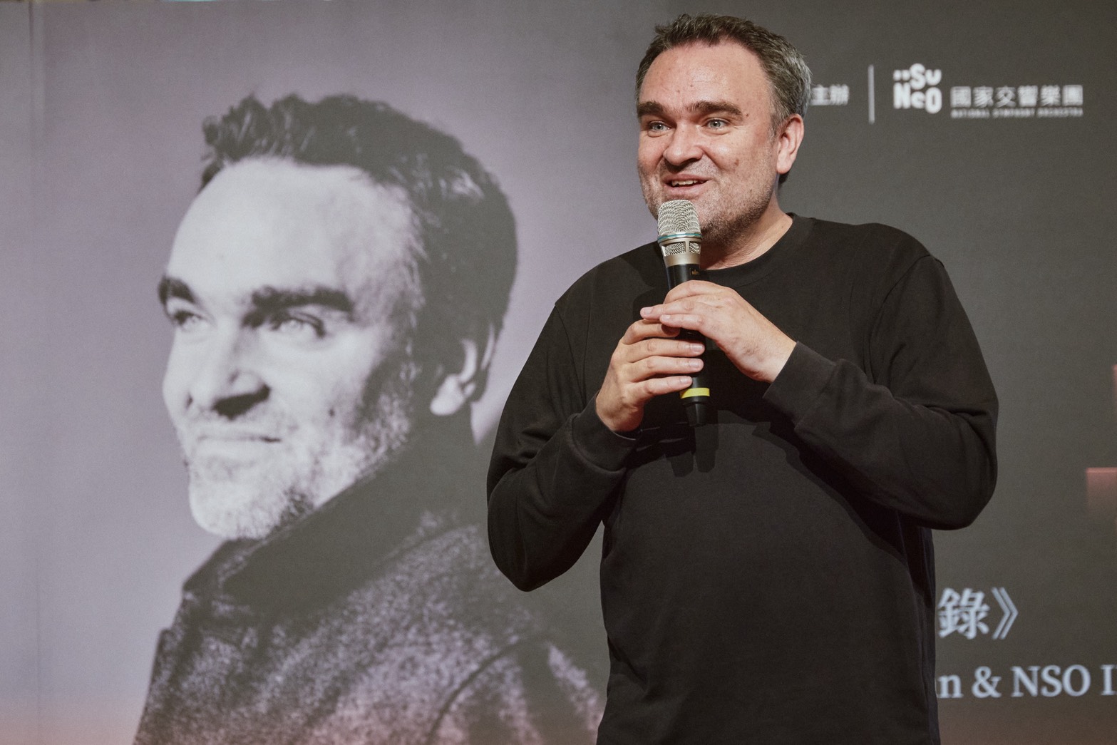 客席音樂家約格．魏德曼於記者會介紹作品。