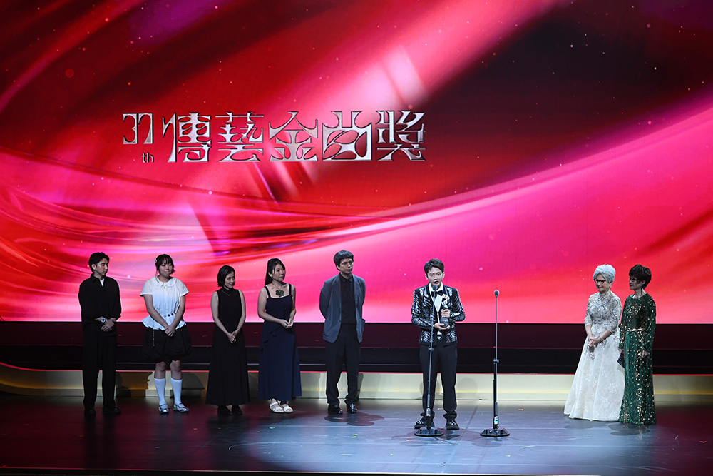 義興閣掌中劇團以《英雄製造》，榮獲第37屆傳藝金曲獎「最佳年度作品獎」，由主演王凱生領獎。