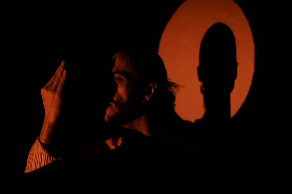 《身影賦格》是一場跨越舞蹈、影像與身體研究的佛朗明哥全新創作。